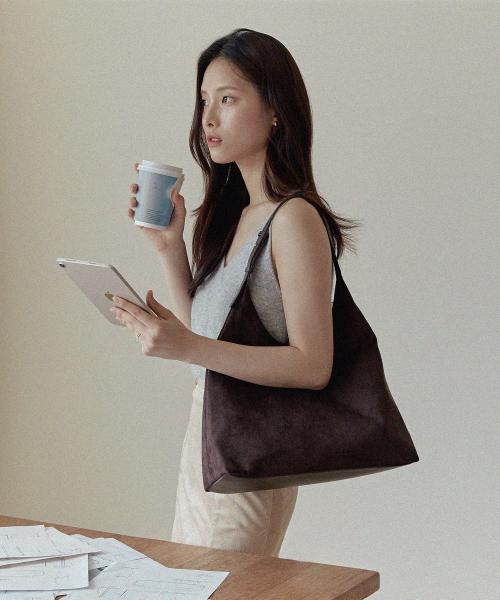 오브히(OVHEE)  플럼 스웨이드 호보백  Flume Suede Hobo Bag- 다크 브라운 - 사이즈 & 후기 | 무신사