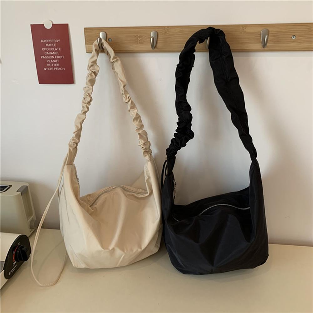 나일론 셔링 스트링 슬링백 반달 호보백 스트릿 크로스바디백 가방 블랙 베이지