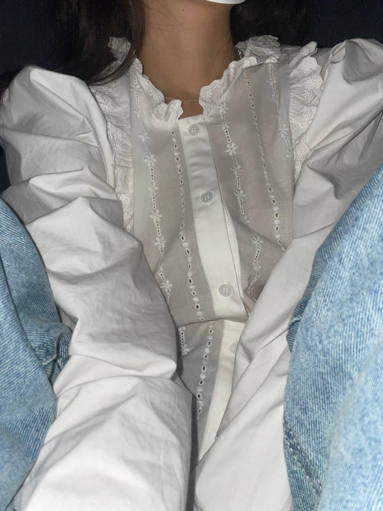 [와트] holiday blouse / 펀칭 프릴 연말 블라우스