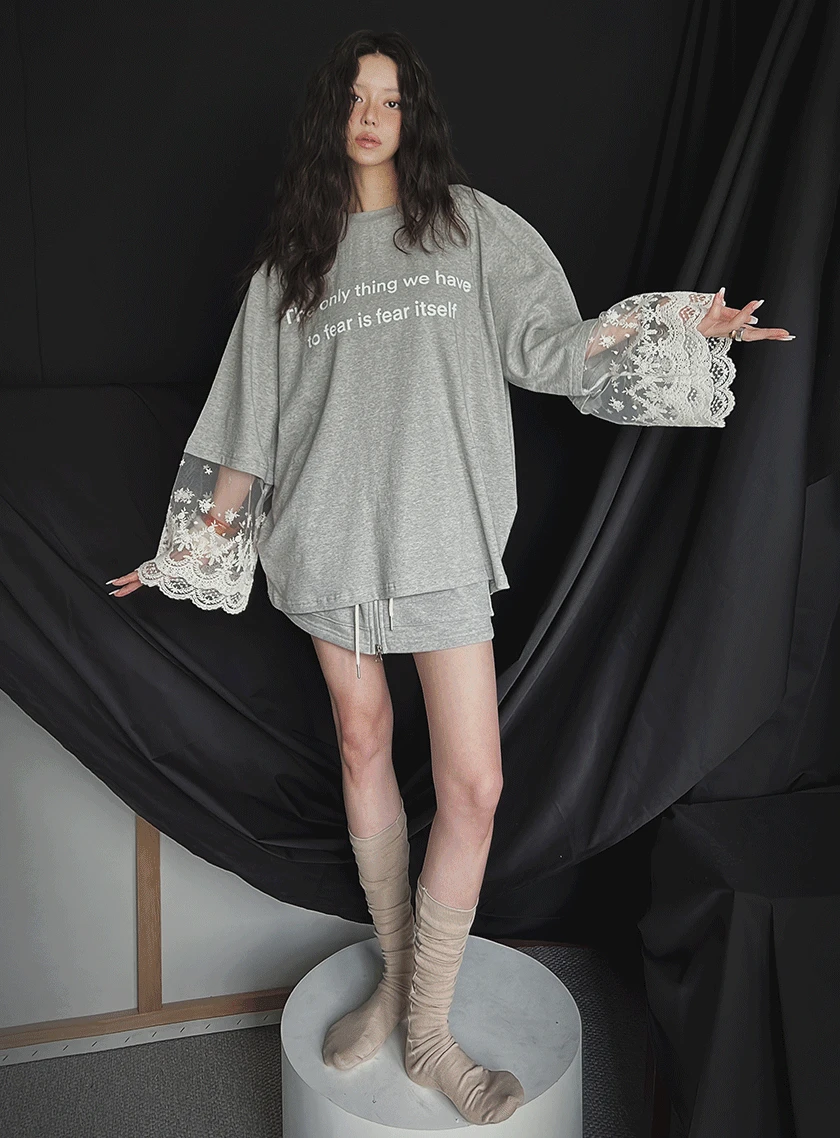 레이스 포인트 레터링 오버사이즈핏 탑