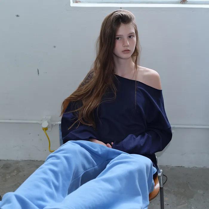 003 Stitch Off Shoulder Sweatshirt (navy)