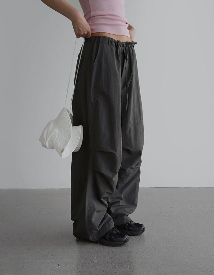 라룸 [라룸] [by LAROOM] 나일론파라슈트팬츠