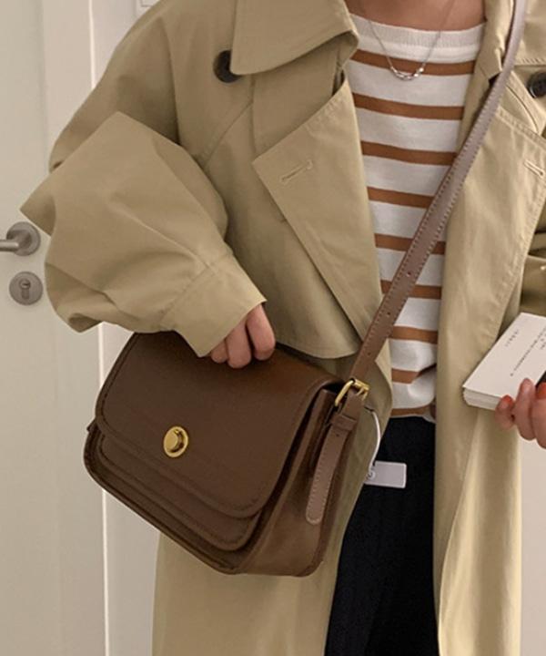 앤틱골드 써클 앞장식 플랩 미니 스퀘어 레더 크로스백 (블랙.커피브라운.아이보리.브라운) #무료배송