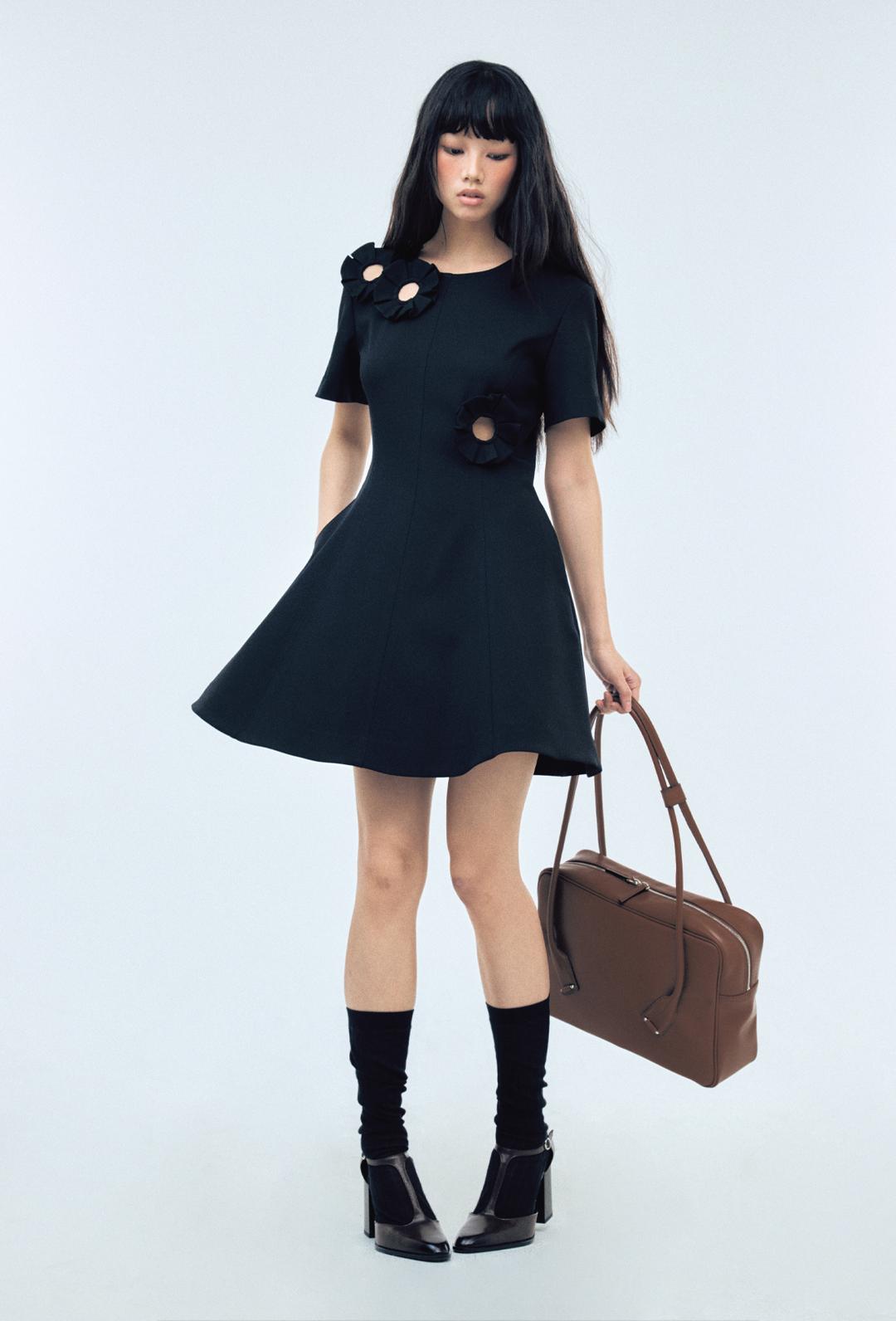 [예약배송] [1/24일 순차출고] 플레어 플라워 컷아웃 미니드레스_블랙