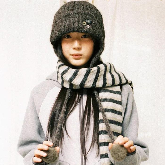 BUTTON KNIT TROOPER BEANIE [DARK BROWN]