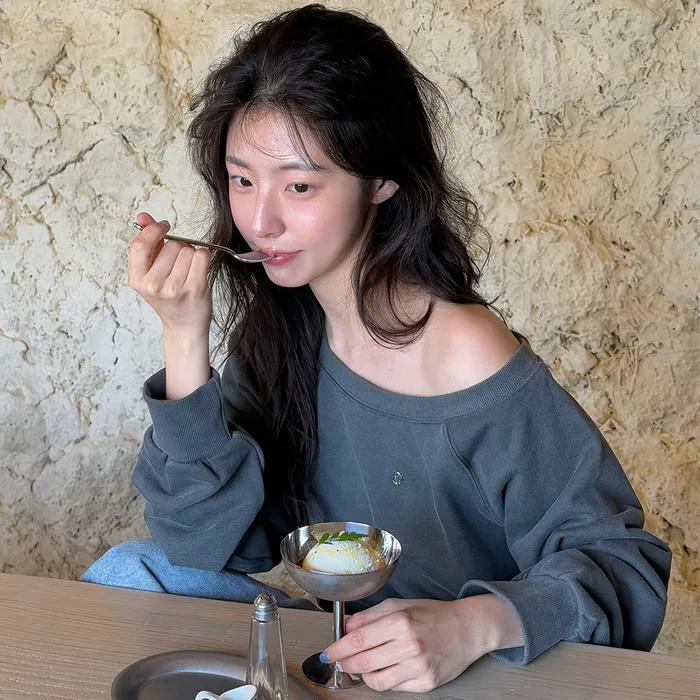 [11/10 순차배송] 에딘 오프숄더 스웻셔츠 ( 피그먼트 차콜 )