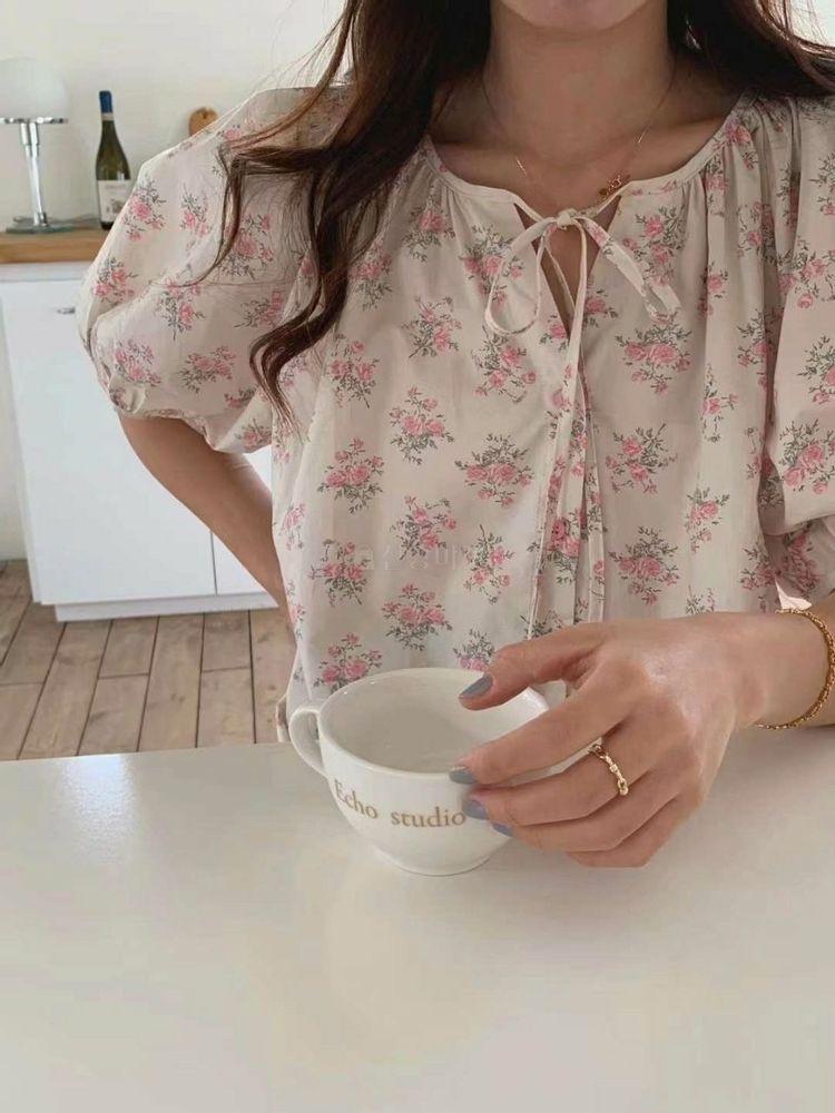 여름 데이지블라우스(잔잔한꽃나염의퍼프소매로사랑스럽고여성스러움을강조한면소재의블라