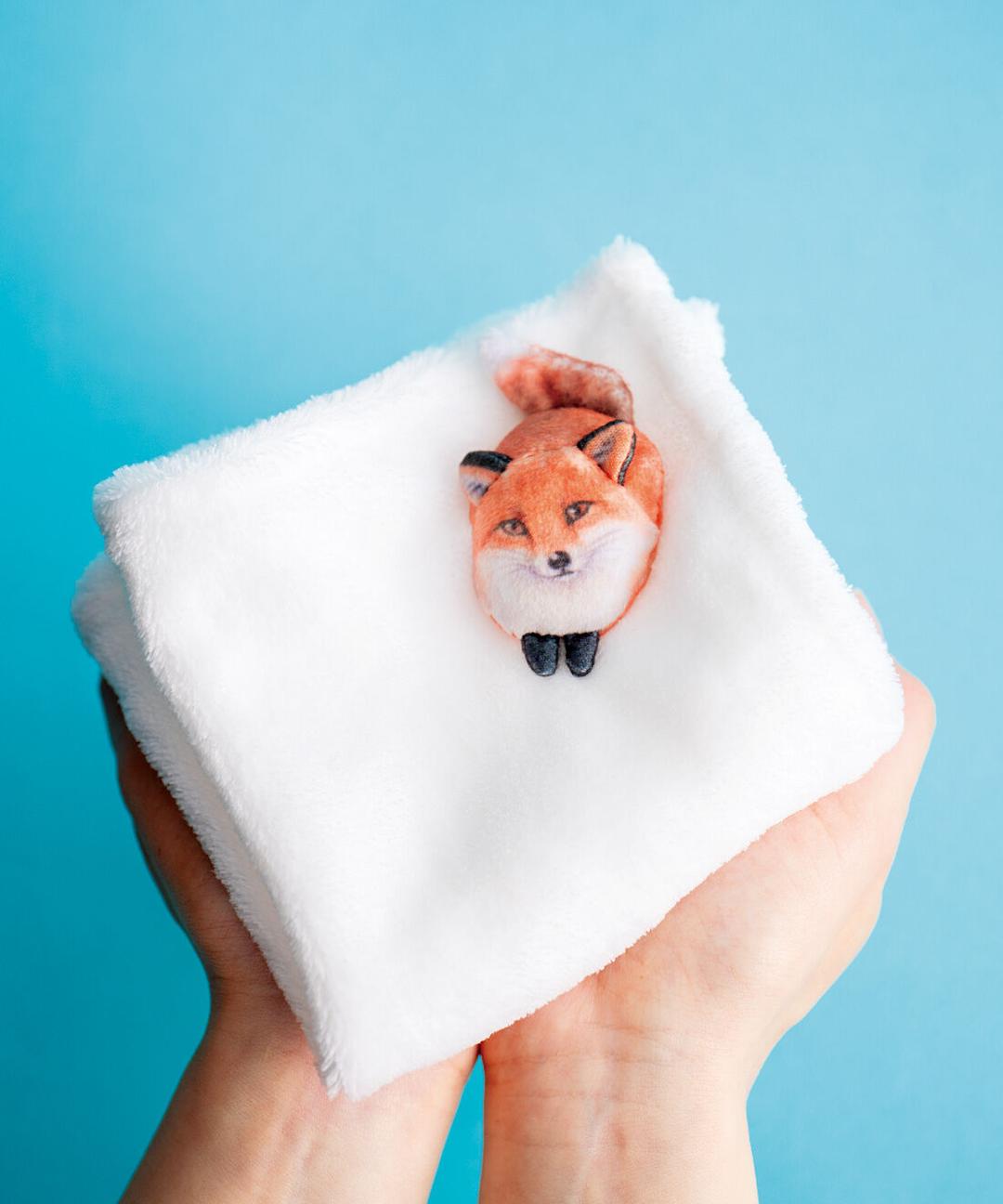 YOU＋MORE!　雪の上で気ままに過ごす　キツネのハンカチの会｜YOU+MORE![ユーモア]｜フェリシモ【公式通販】