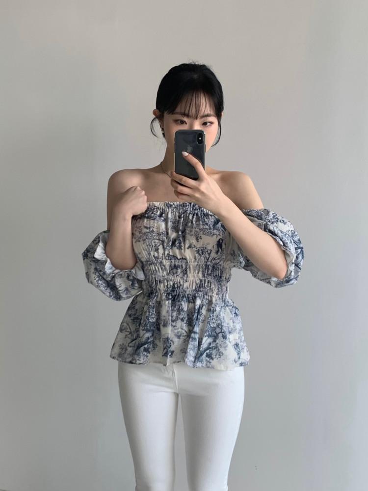 자가드 밴딩 오프숄더 프릴 블라우스 2 colors 블루 블랙