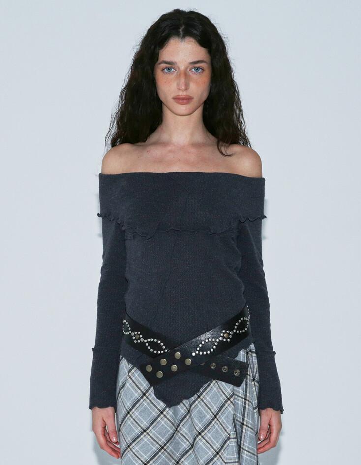 GRUNGED OFF-SHOULDER SWEATER [CHARCOAL]