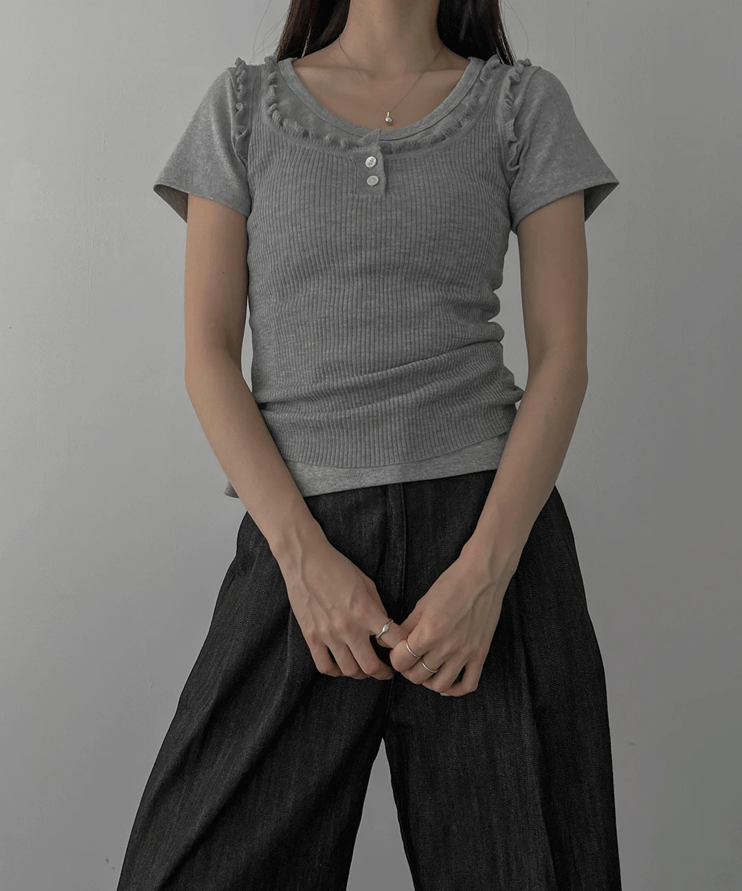 프릴 하프 버튼 나시