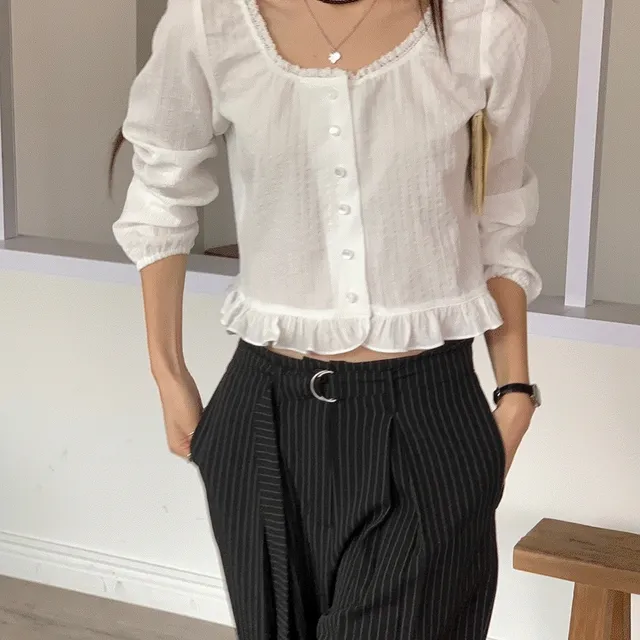 [러블리🍀/데일리] 프릴 버튼 크롭 블라우스