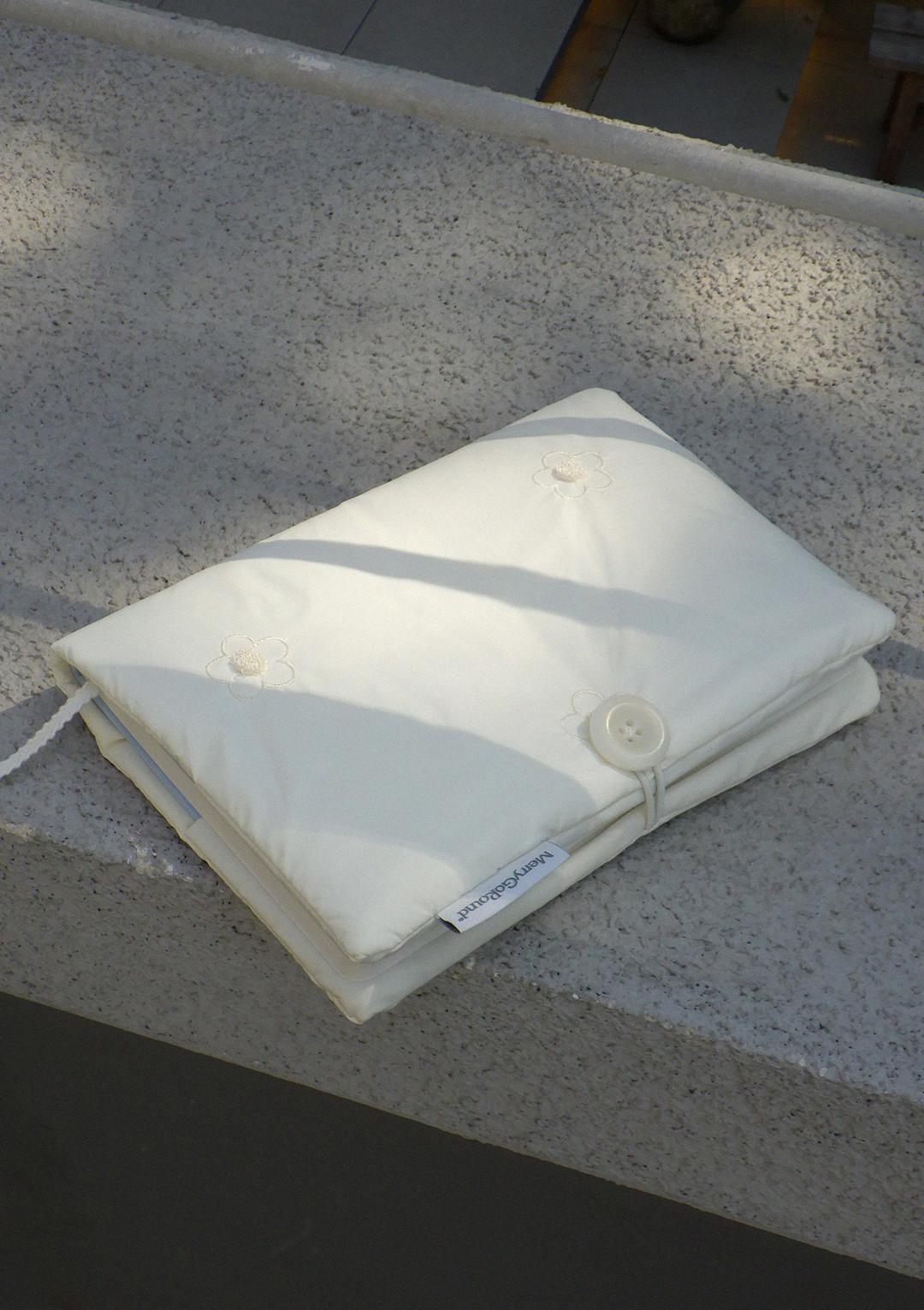 [NEW] [예약배송 10/20] 소프트 블룸 쿠션 북 커버 (SOFT BLOOM CUSHION BOOK COVER)