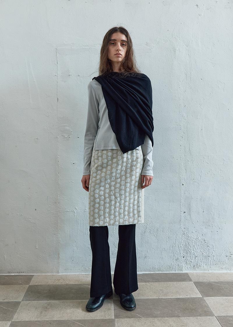 MINIMAL WOOL TEXTURE SHAWL IN BLACK