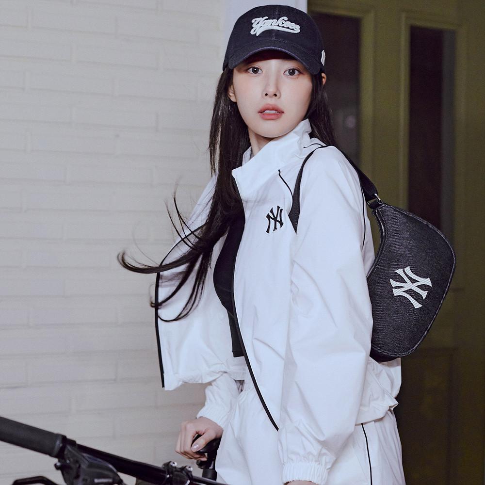 [강혜원 착용][MLB] 여성 스포티브 바시티 크롭 바람막이 NY (Ivory) 3FWJV0243