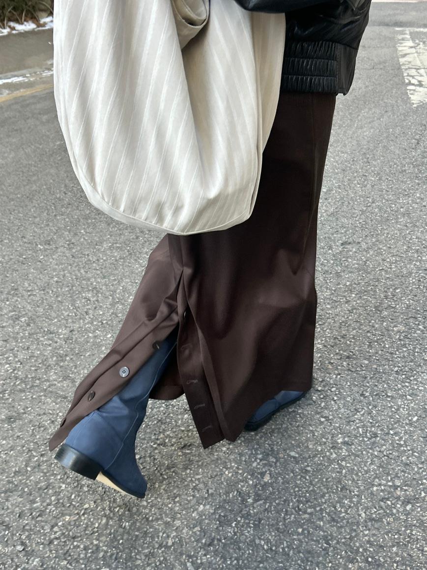 (MADE) WANDERER BUTTON PLEAT SKIRT - BROWN