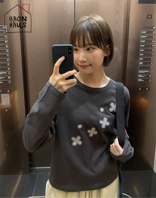 바온 [BAONHAUS] 콤카드 플라워 패치 라운드 긴팔 티 (3color)