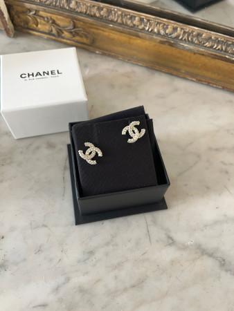 샤넬 24SS 프리컬렉션 CC 로고 글라스펄 크리스탈 귀걸이 골드 AB9400