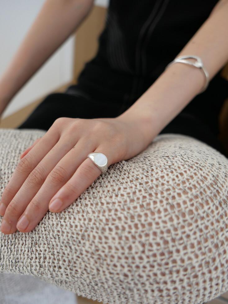 MOTHER OF PEARL STUD RING