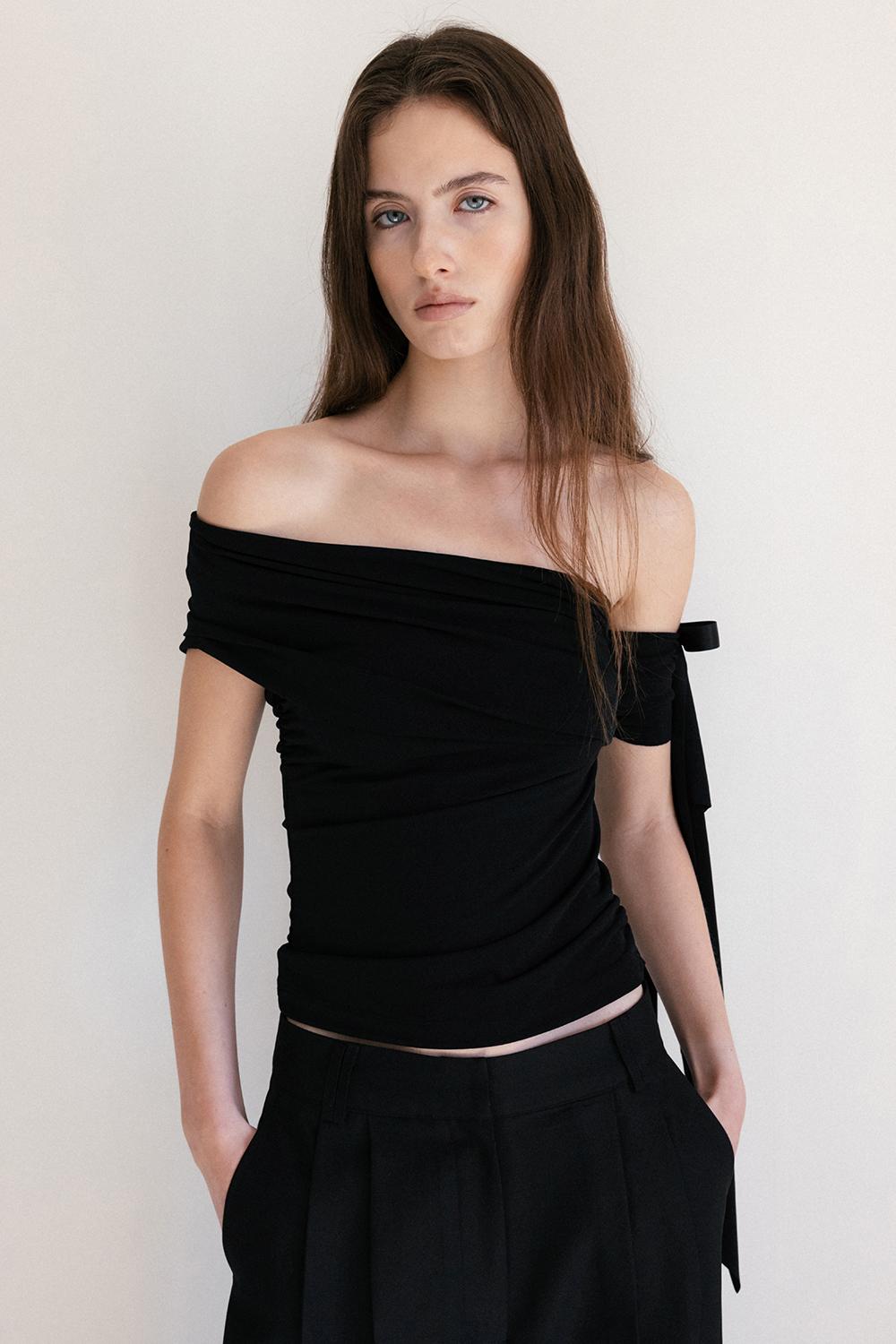 [3월 11일 예약배송] MONT BLANC SHIRRING OFF SHOULDER T-SHIRT_TT5S205BK