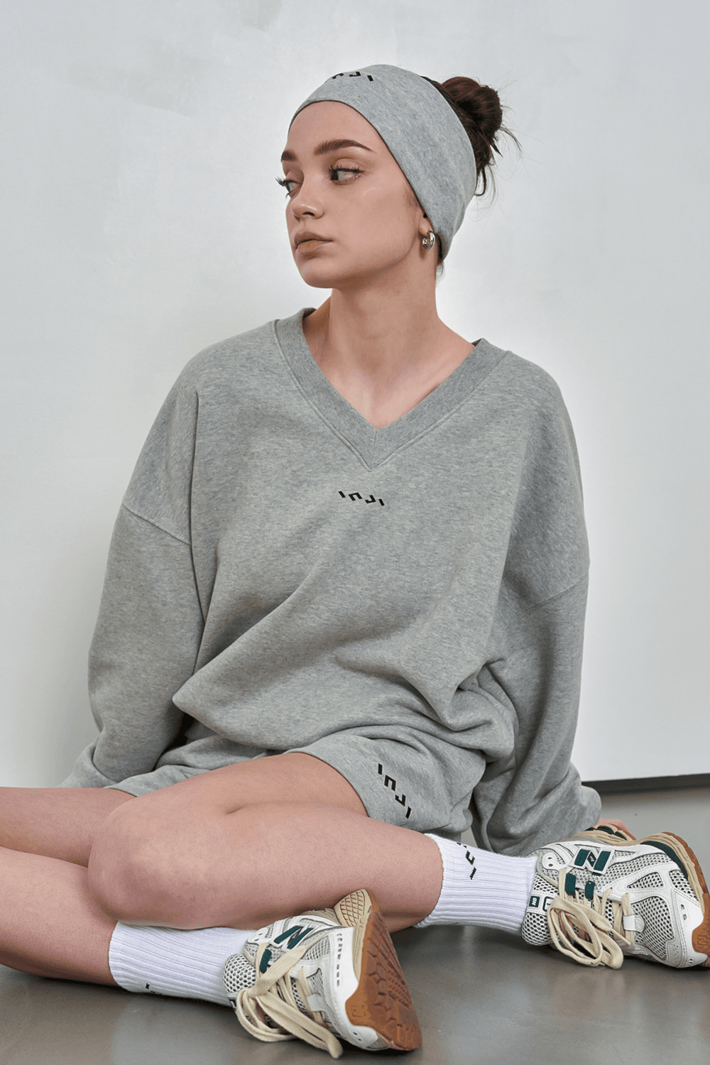 브이넥 스웻셔츠 그레이
