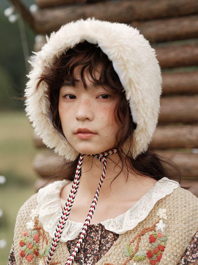 DUANDUANJIERI 퍼 스트랩 햇 (베이지)