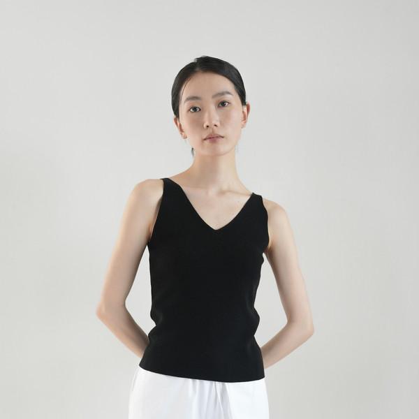 V-neck sleeveless knit (Black)