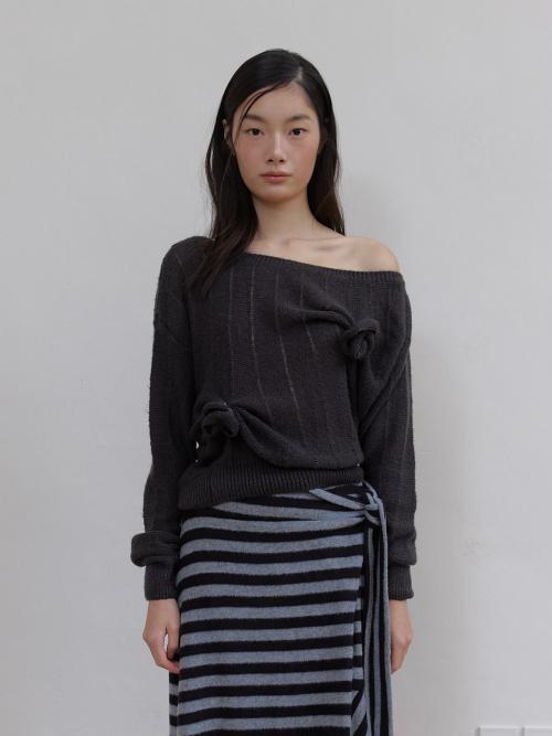 ROSE BROOCH ONE SHOULDER KNIT (CHARCOAL)