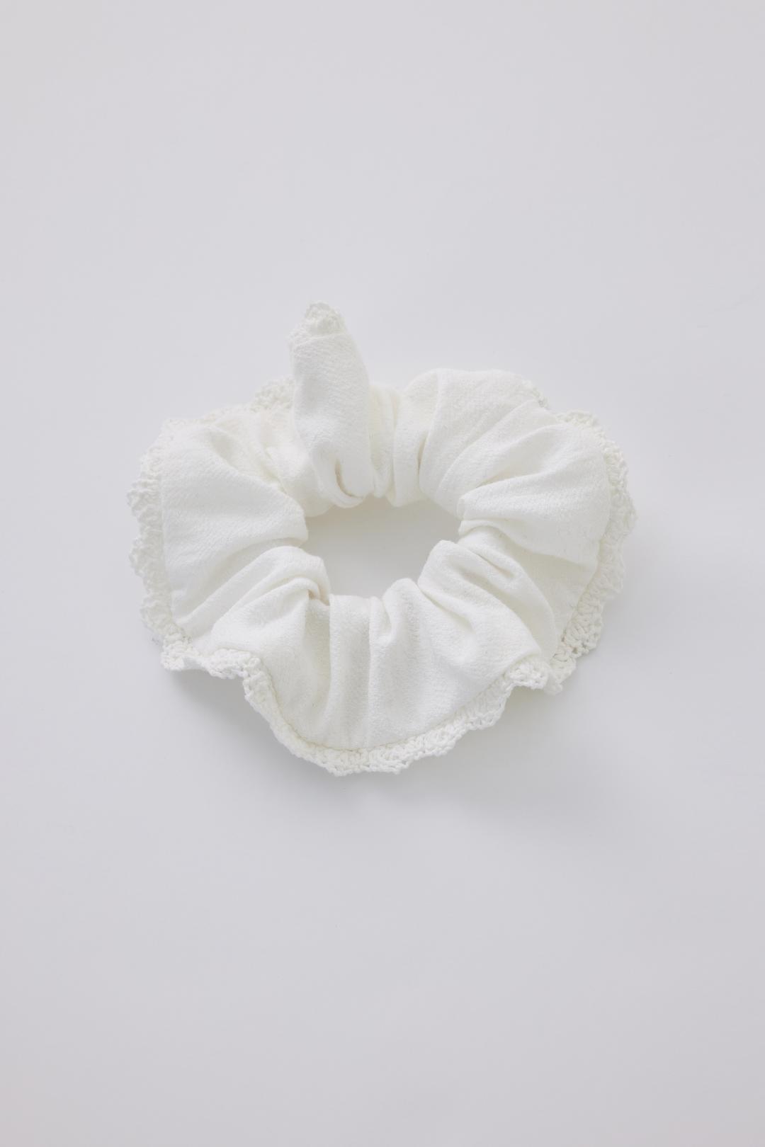 T/T Fluffy lace scrunchie (white)