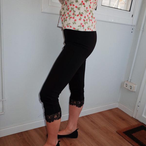 LACE CAPRI PANTS