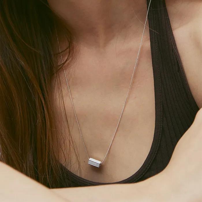 Column necklace