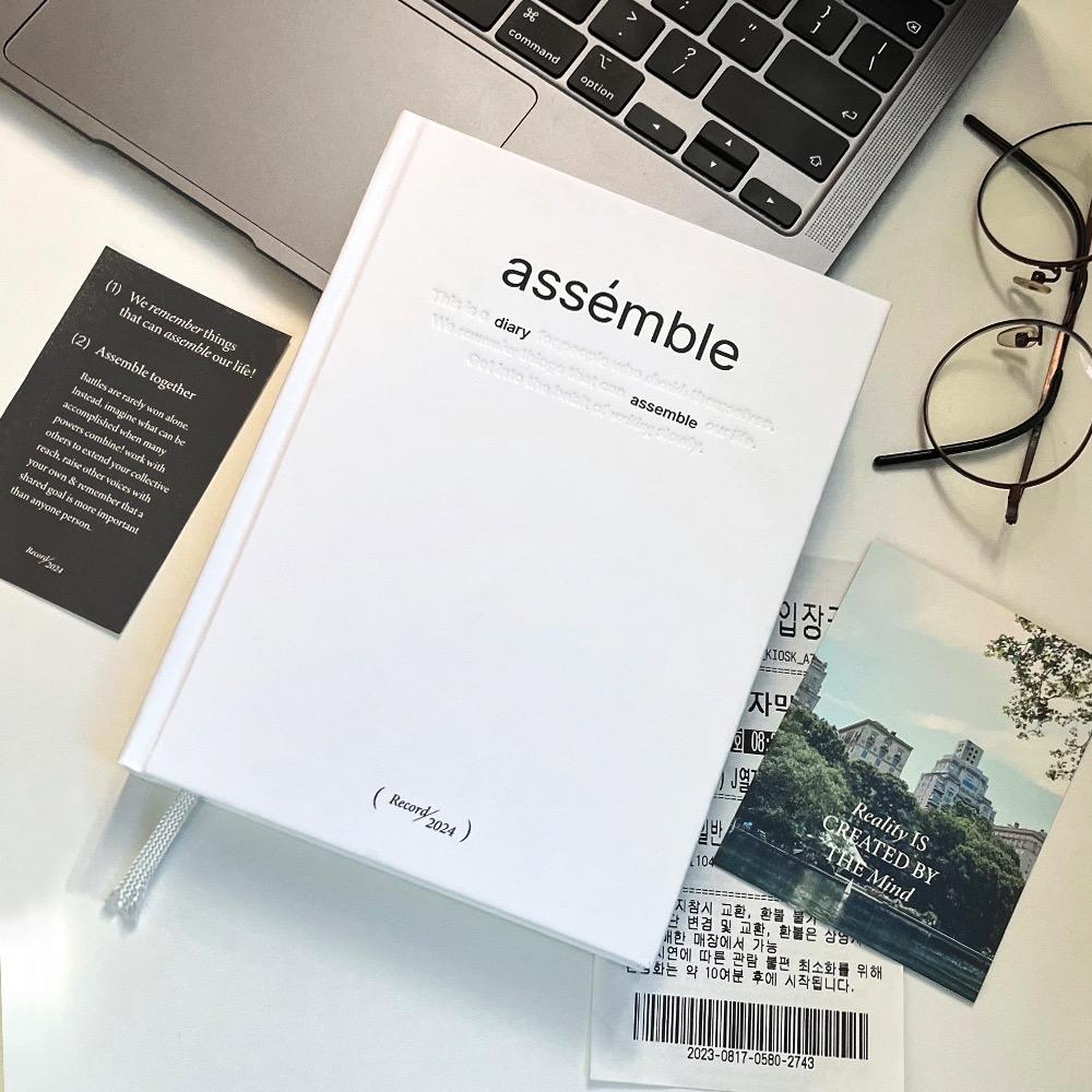 2024 어셈블 다이어리 (날짜형) [스티커 3종 + 엽서 1매 증정]