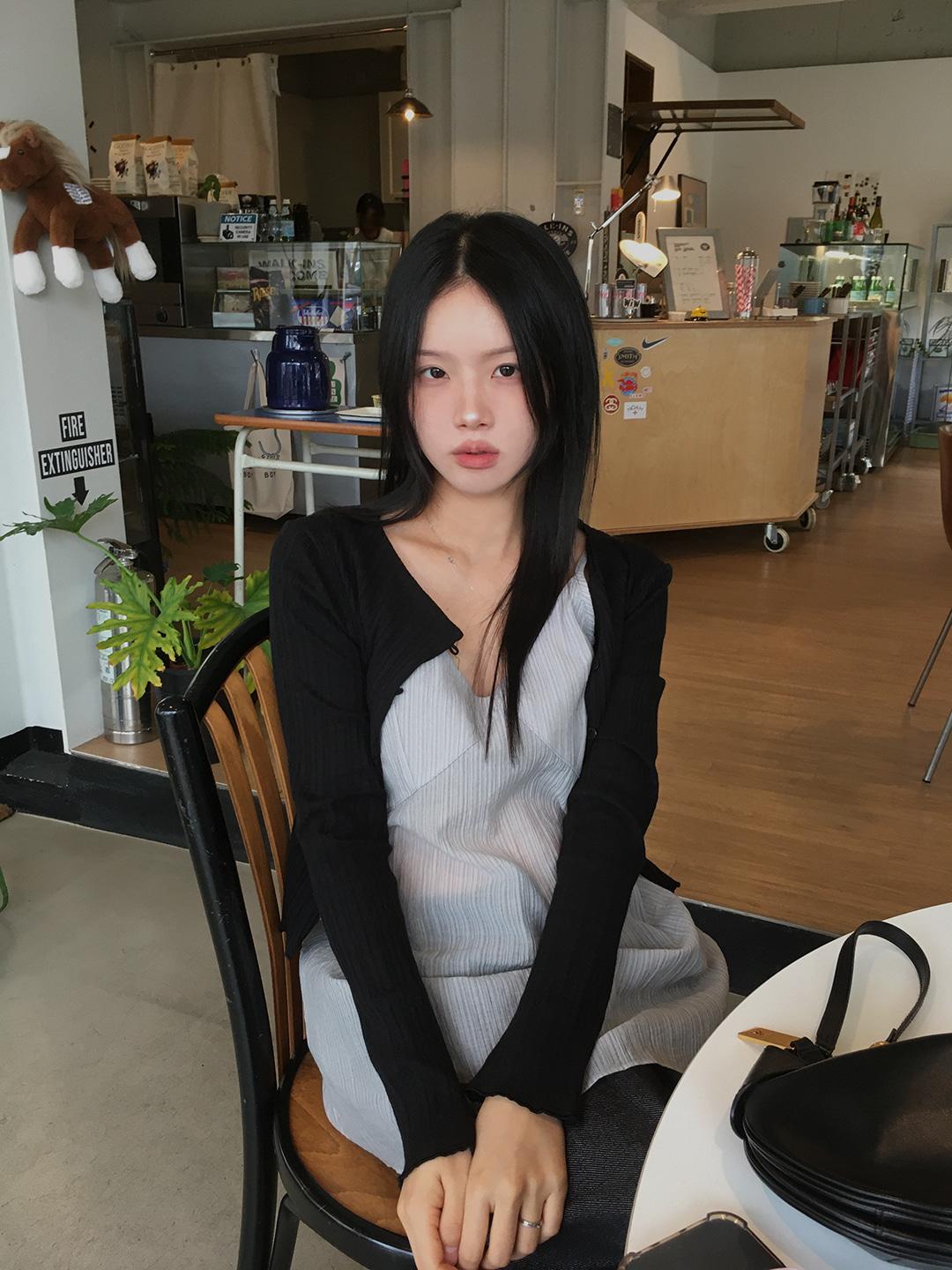 리샤 플리츠 크롭 고리 가디건 (2color) 여성 ss 봄 주름 슬림핏 기본핏 오피스룩 출근룩 골지