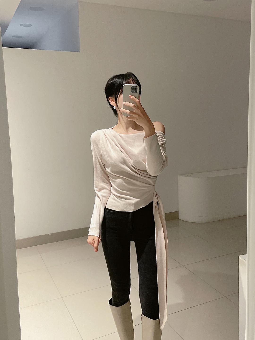 (프리오더)코티 사이드 셔링 기모 오픈숄더 리본 니트 연말 블라우스