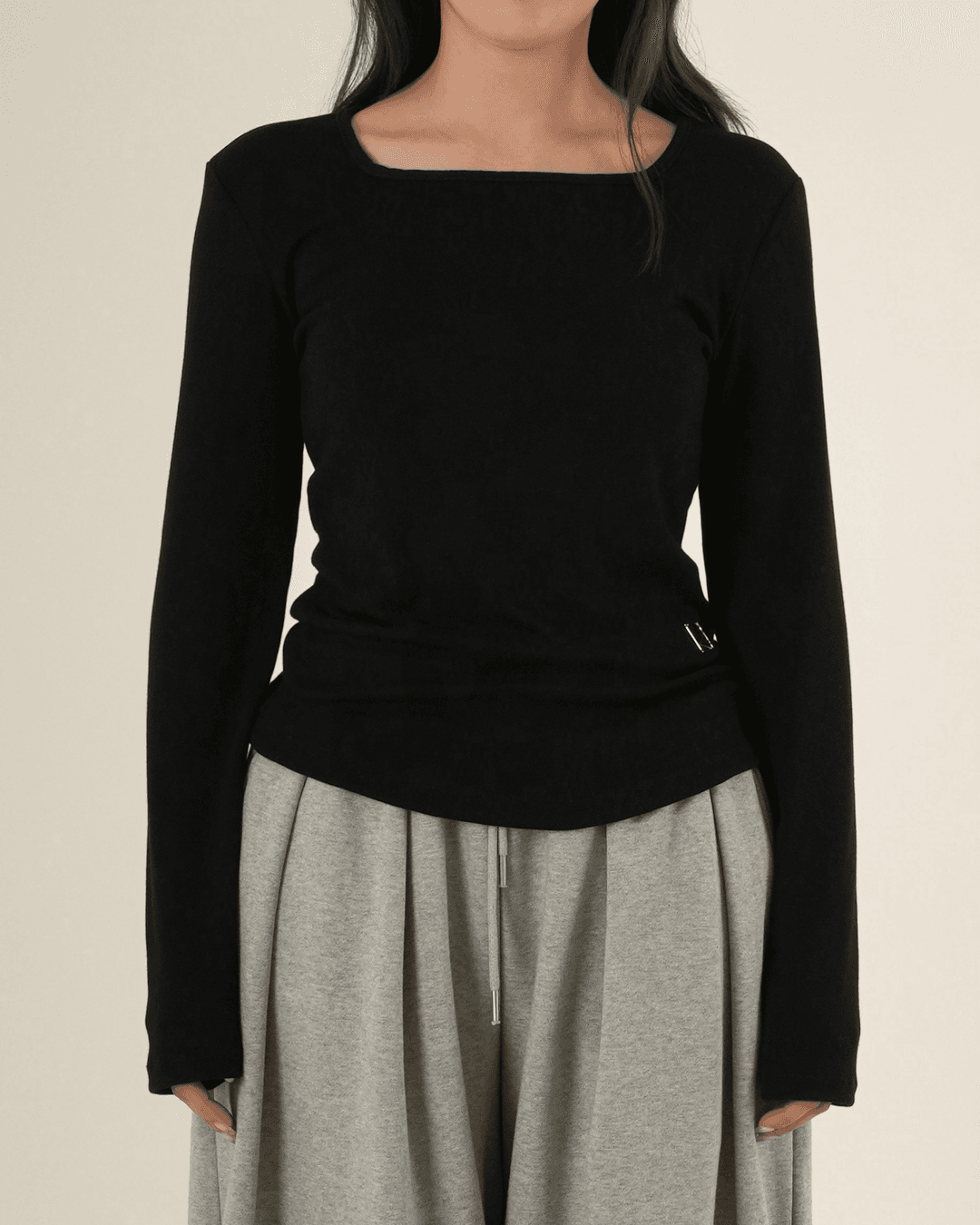 리아이 소프트 스퀘어넥 티셔츠 - BLACK