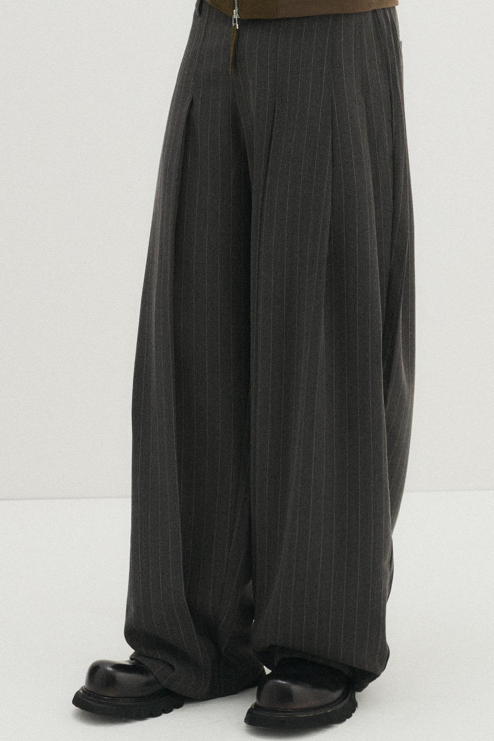 스트라이프 멀티 플리츠 와이드 슬랙스 차콜 (03/19 예약 배송)