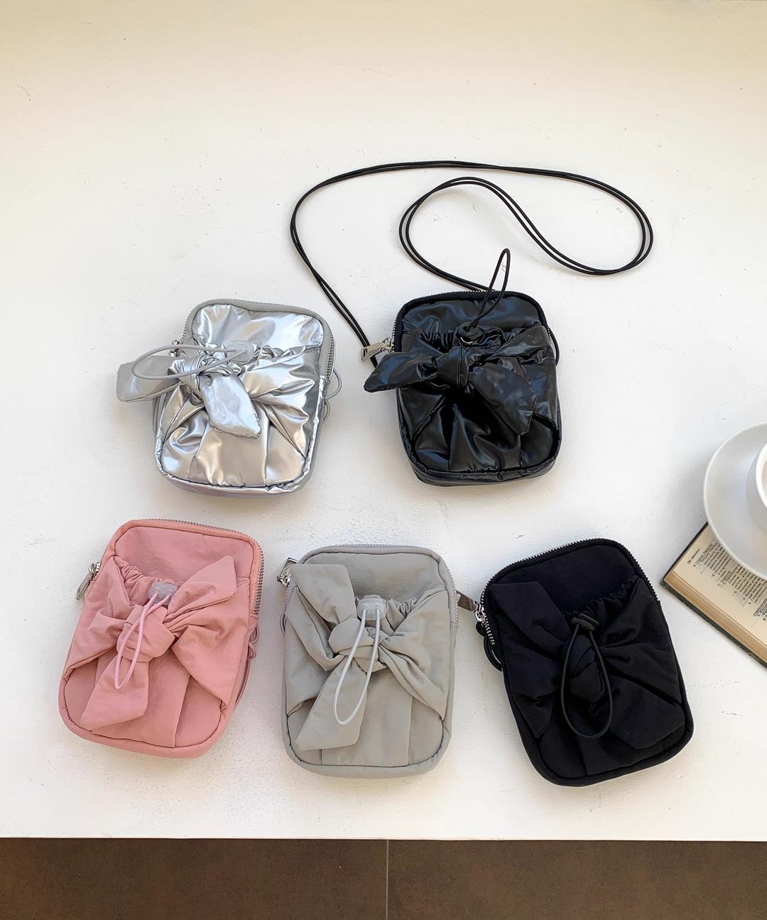 얼모스트블라썸 나일론 비건 레더 리본 장식 미니 크로스백 여행 여권 폰 크로스백 가방