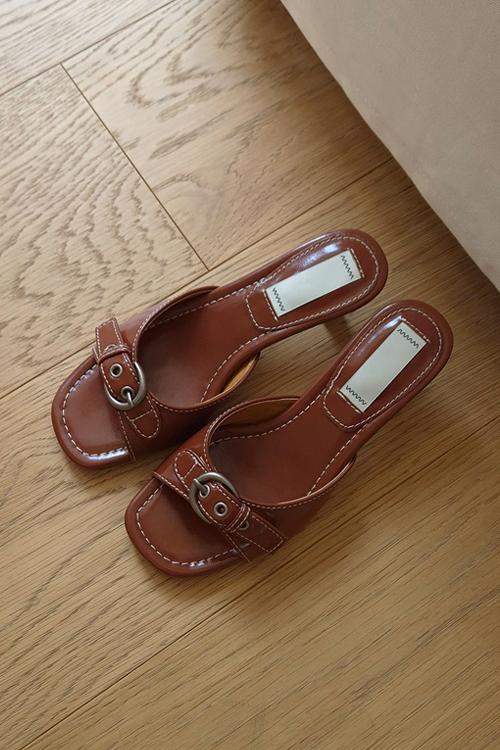 토오픈 벨티드 스트랩 스티치 뮬 힐 5cm 2컬러