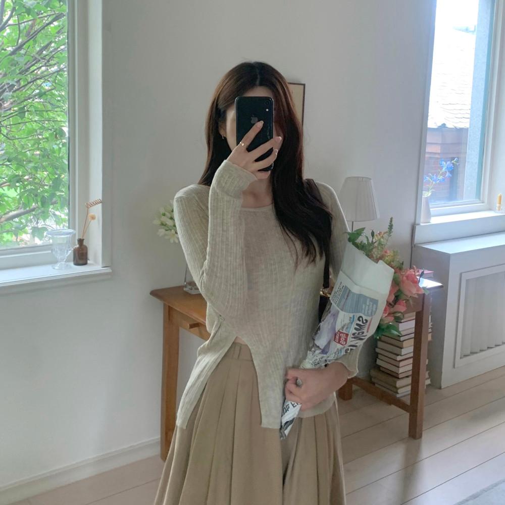 멜리드 슬림핏 여리 버튼 트임 니트