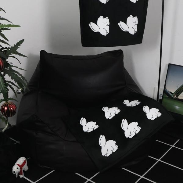 엘두들 흰 토끼 러그 (검정 바탕)