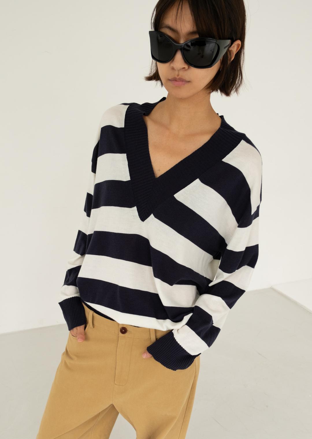 V-NECK STRIPE KNIT TOP NAVY IVORY