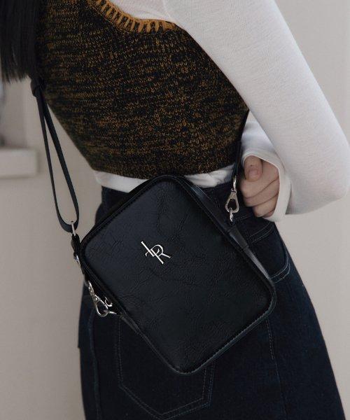 로고 플라크 스퀘어 크로스백 [BLACK]