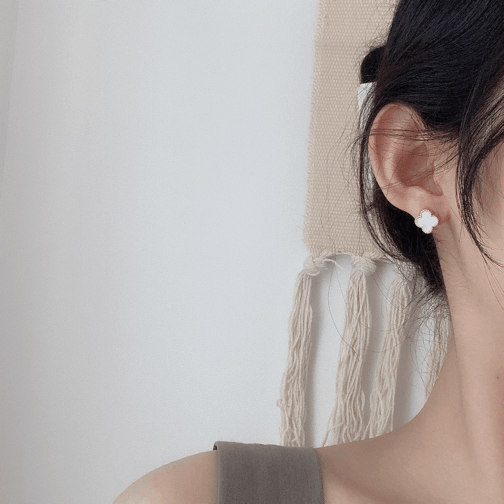 [티 안나는 귀찌 / 귀걸이] 미니 네잎 자석귀찌 - 모노캐비닛 심플 클로버