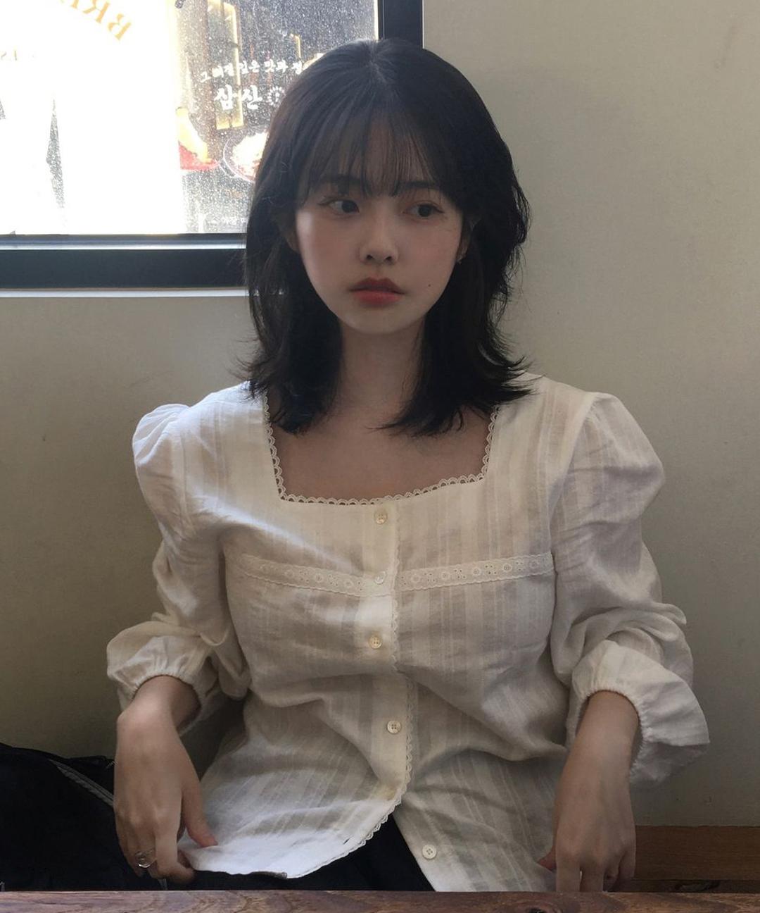레터프롬문 레이스 크로스 스퀘어넥 블라우스 ( 2 colors )