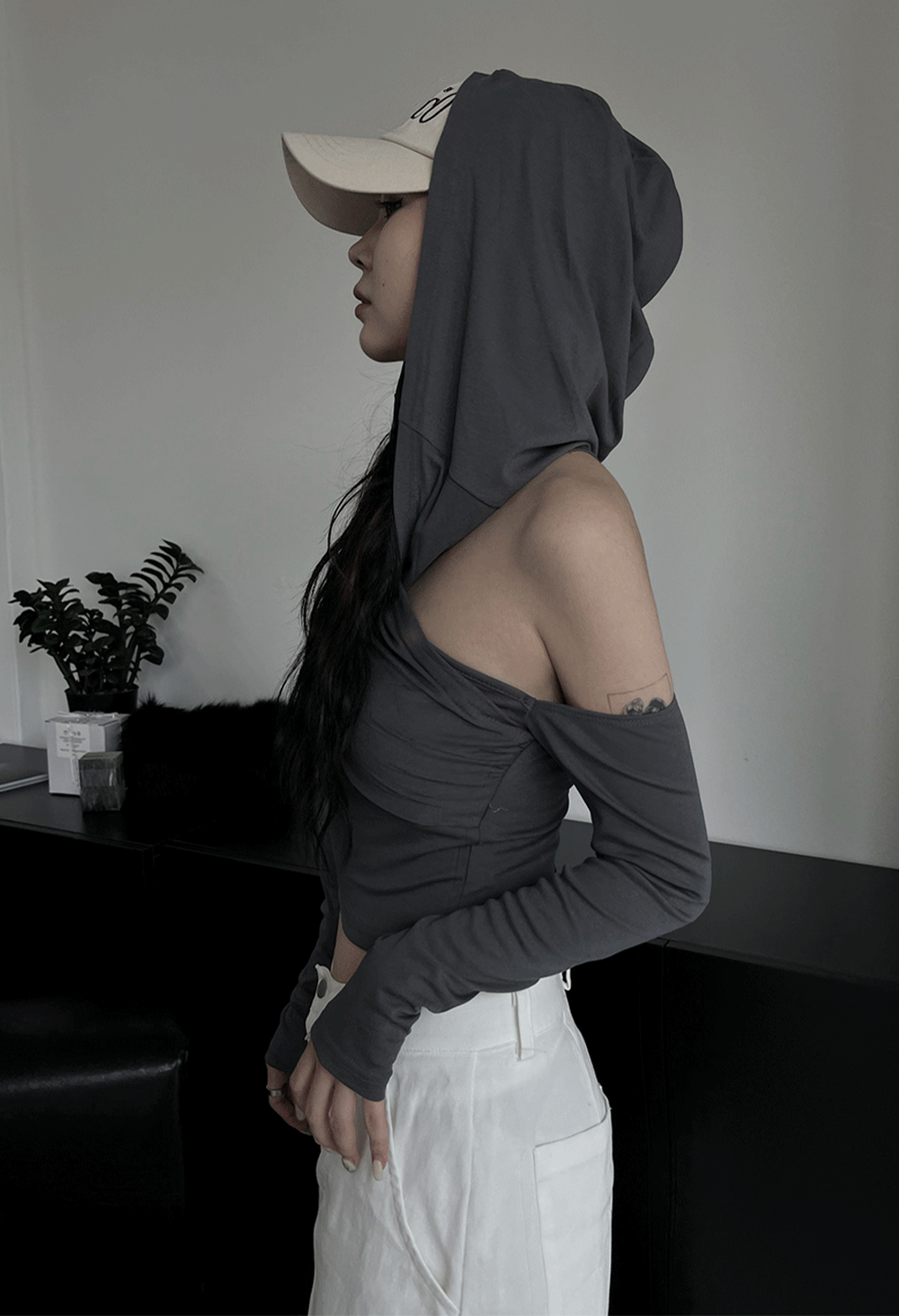 [set] twist off-shoulder crop T