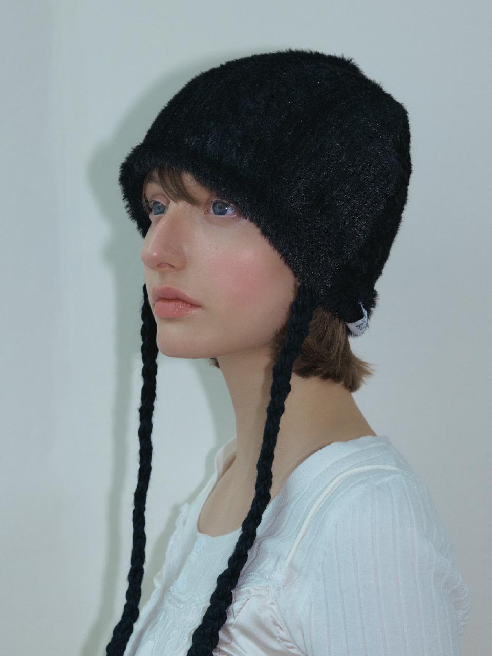 BRAIDED STRAP BEANIE IN BLACK