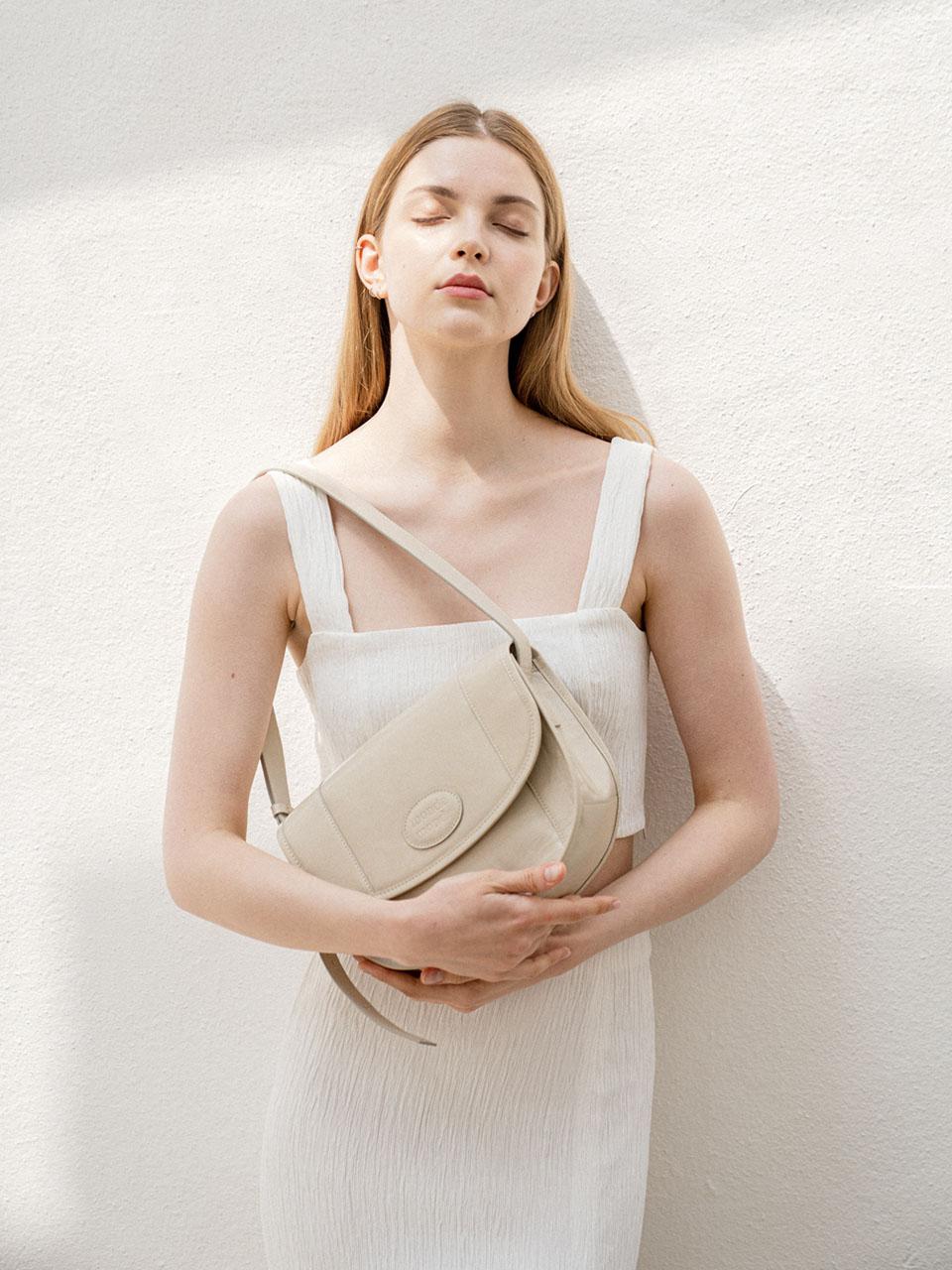 Magnet Half Moon Bag _ Cream Beige