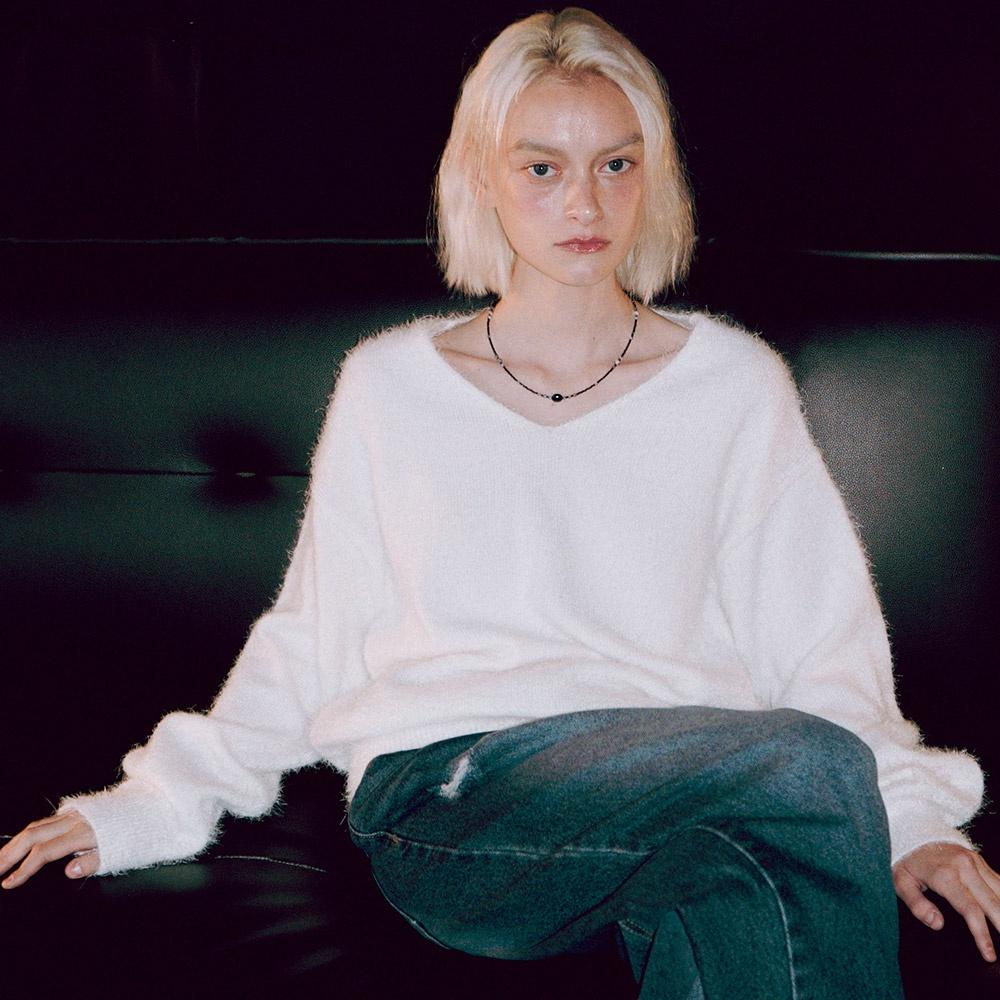 [5574] 헤어리 브이넥 니트 (아이보리)