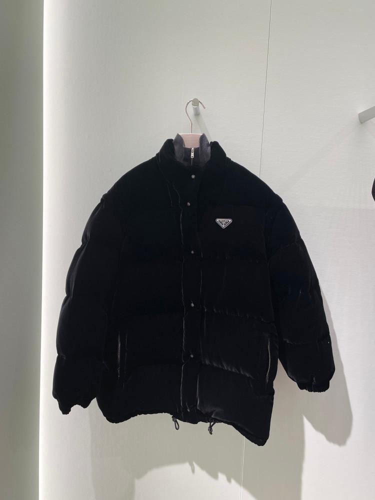 [Prada] 프라다 벨벳 롱 푸퍼 재킷 (블랙) 29X805