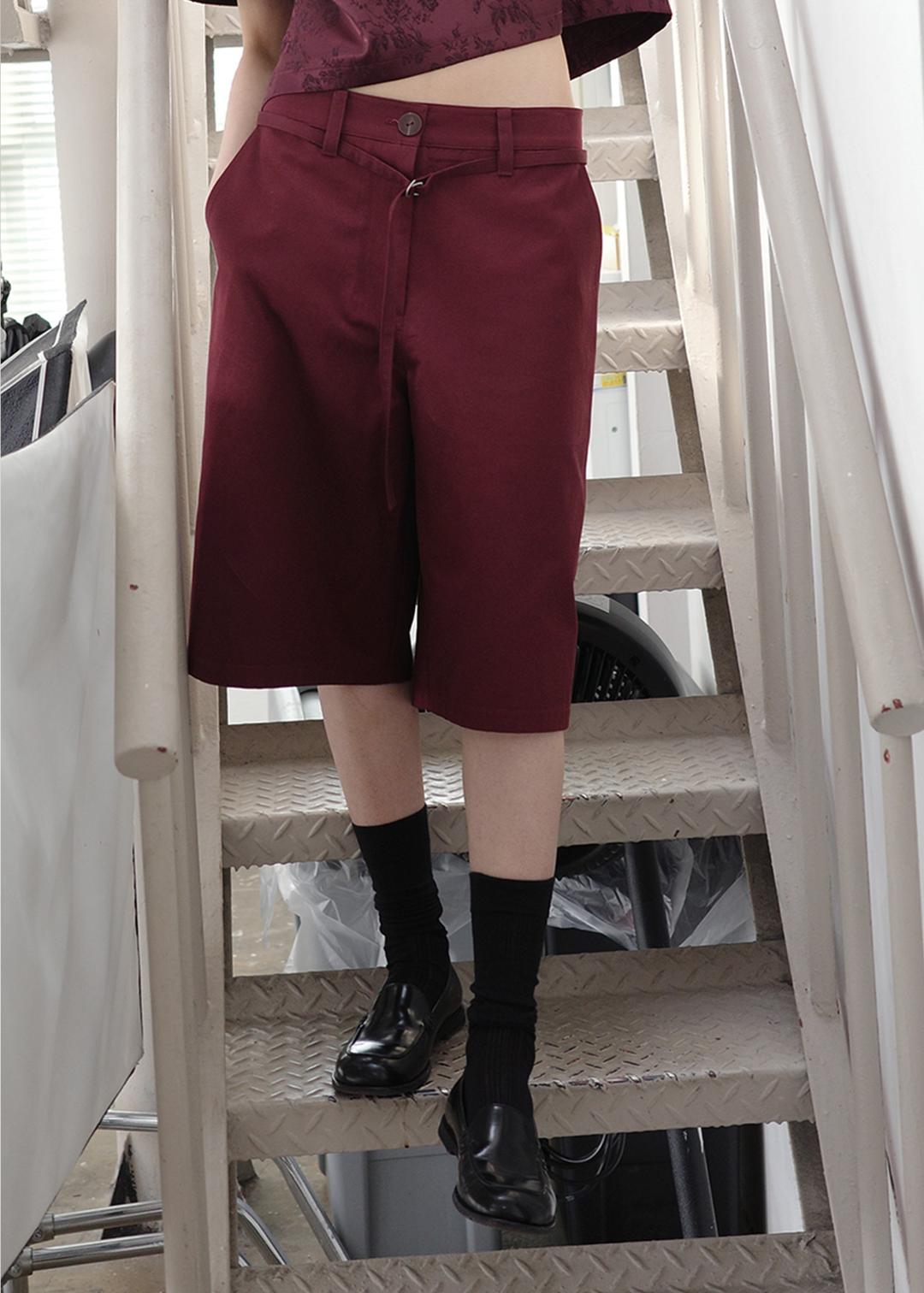 [ 4월 중순 예약배송 ] LINE BELT HALF PANTS [WINE]